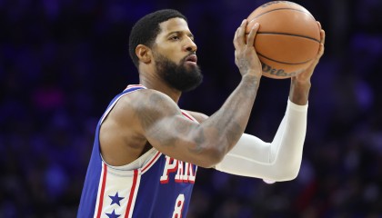 开云在线-高难度！乔治强攻巴恩斯 脚滑失衡对抗防守抛投打进还要加罚