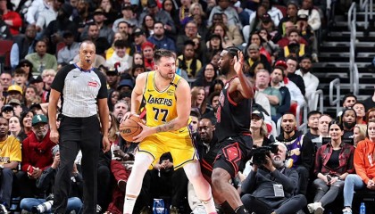 kaiyun-以攻代守的胜利!湖人痛揍公牛,五小打胜高机五峰,艾顿是最大败笔