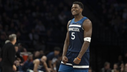 开云-森林狼官方：爱德华兹因右脚伤病管理今日对阵灰熊出战成疑